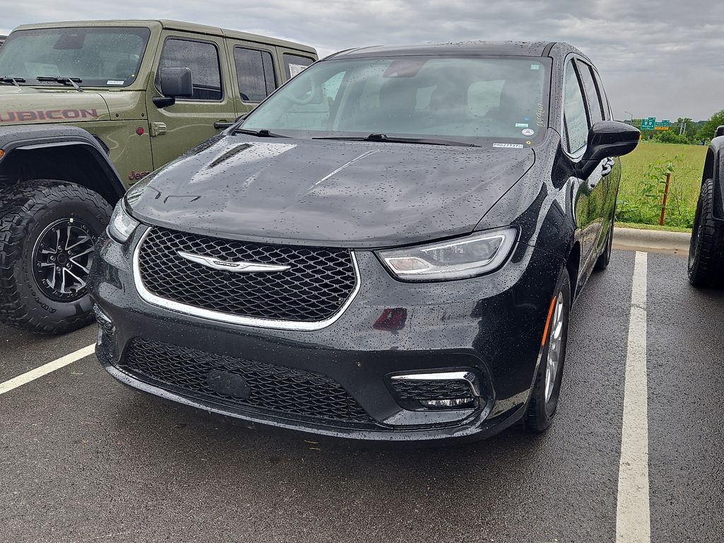 2023 Chrysler Pacifica Touring L's photo