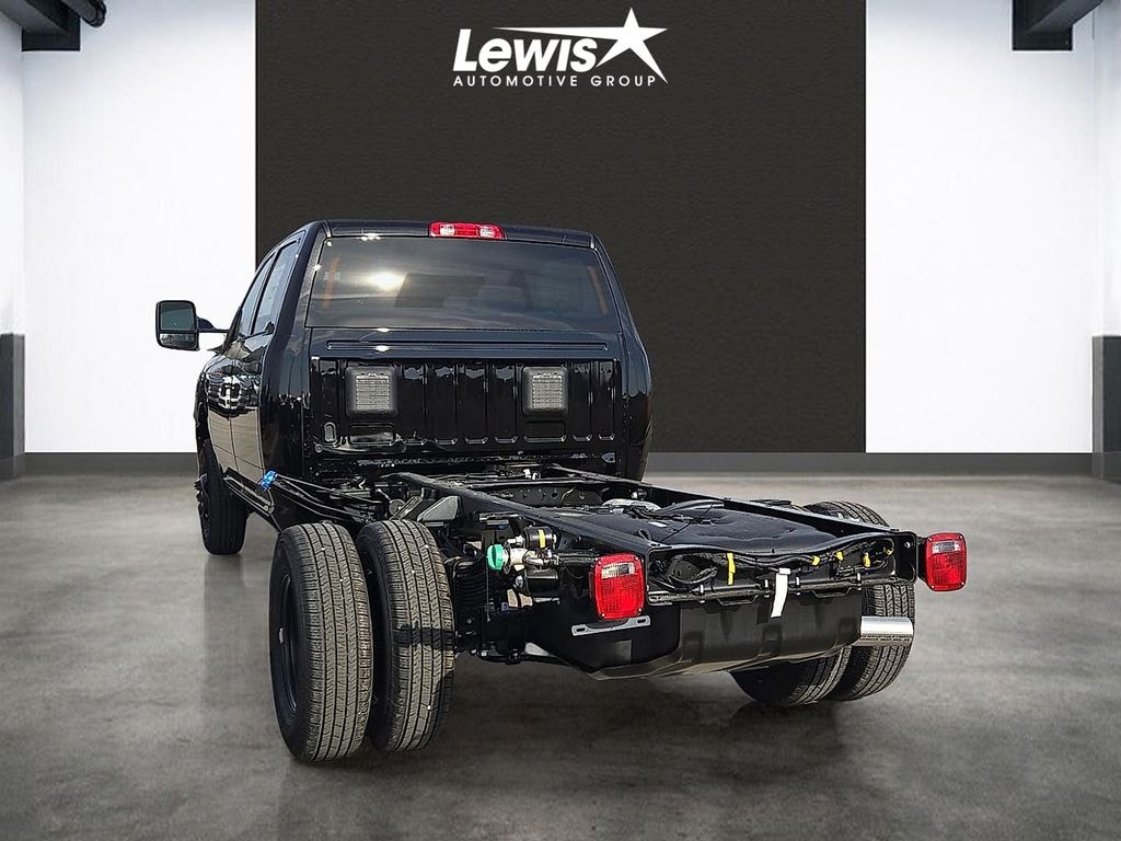 New 2026 Ram 3500 Chassis Cab TRADESMAN CREW 4X4 60' CA Pickup