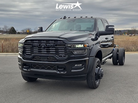 2026 Ram 5500 TRADESMAN CHASSIS CREW CAB 4X4 60' CA Pickup