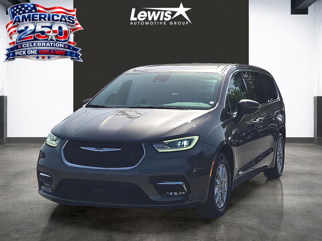 2023 Chrysler Pacifica Touring L's photo