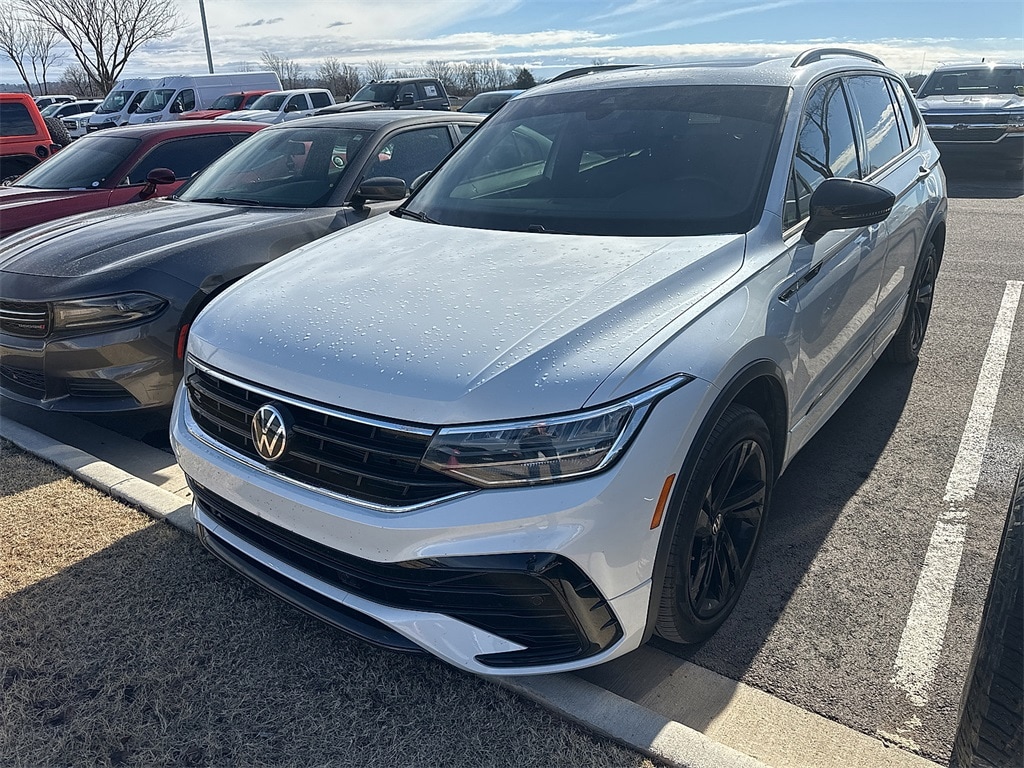 2023 Volkswagen Tiguan SE R-LINE BLACK's photo