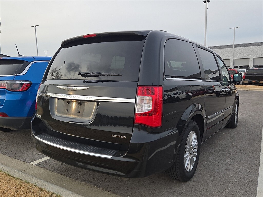 2012 Chrysler Town & Country Limited photo 3