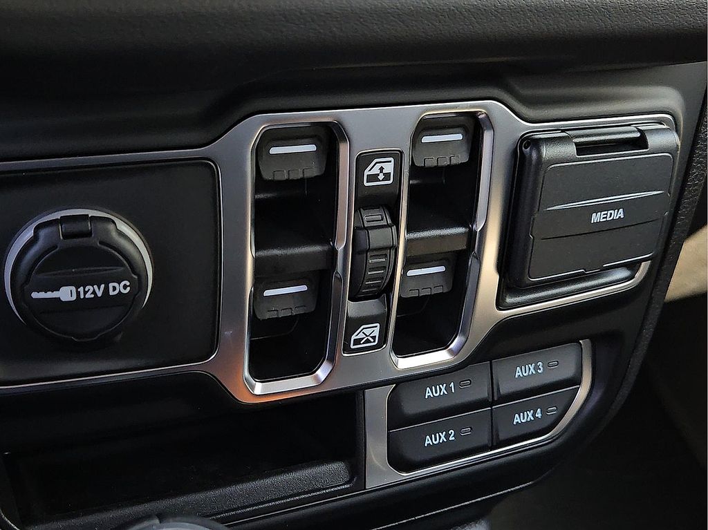 2026 Jeep Wrangler 4-Door Sahara - Photo 16