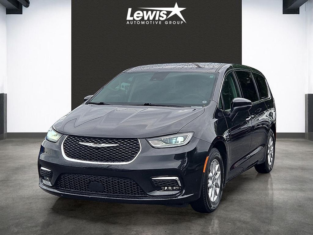 2023 Chrysler Pacifica Touring L's photo