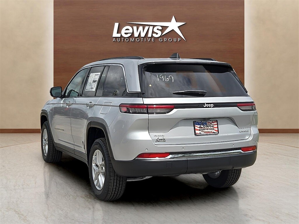 2025 Jeep Grand Cherokee Laredo photo 3