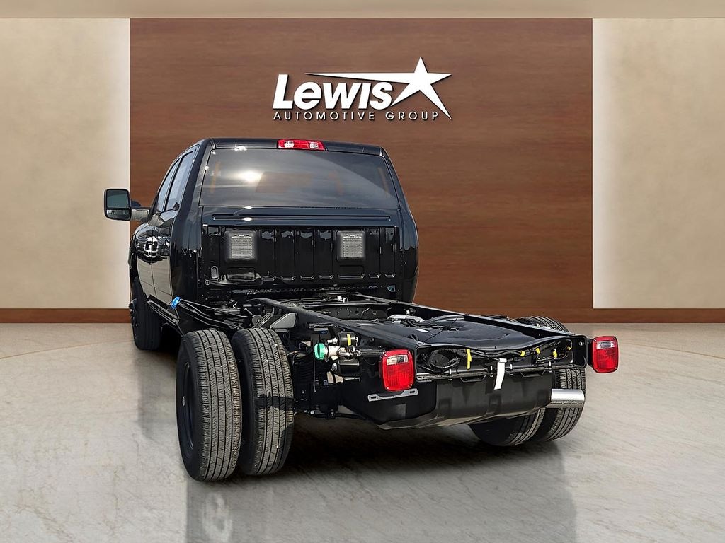 New 2026 Ram 3500 Chassis Cab TRADESMAN CREW 4X4 60' CA Pickup