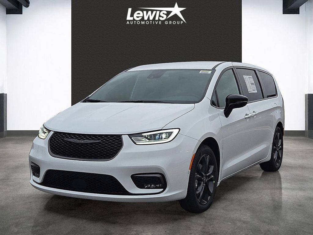 2026 Chrysler Pacifica Select's photo