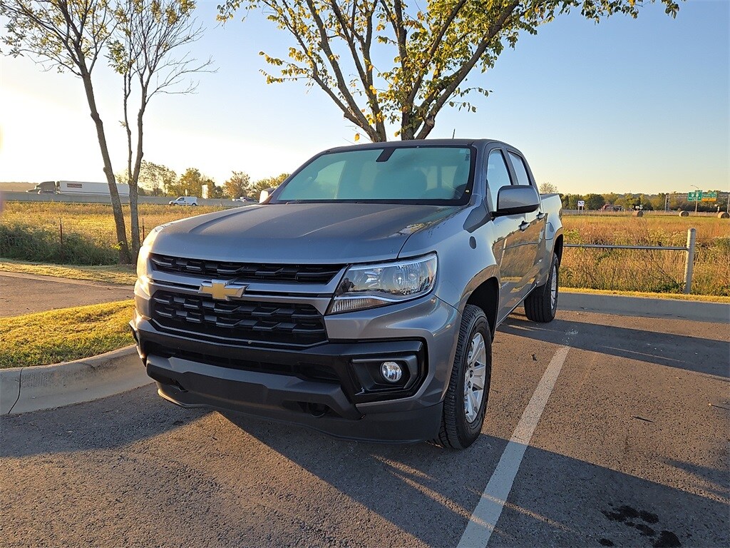 2022 Chevrolet Colorado LT photo 2