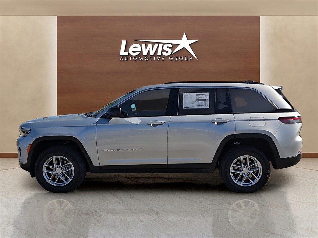 2025 Jeep Grand Cherokee Laredo photo 3