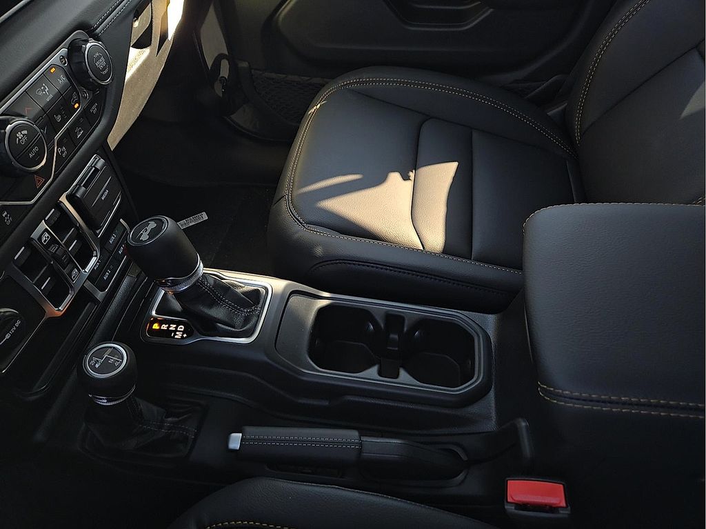 2026 Jeep Wrangler 4-Door Sahara - Photo 20
