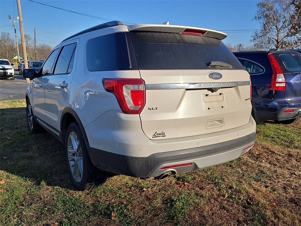 2016 Ford Explorer XLT photo 2