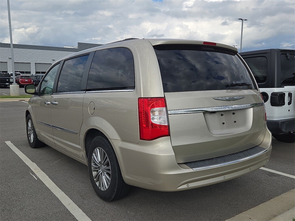 2014 Chrysler Town & Country photo 2