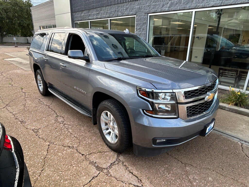 2018 Chevrolet Suburban LT photo 4