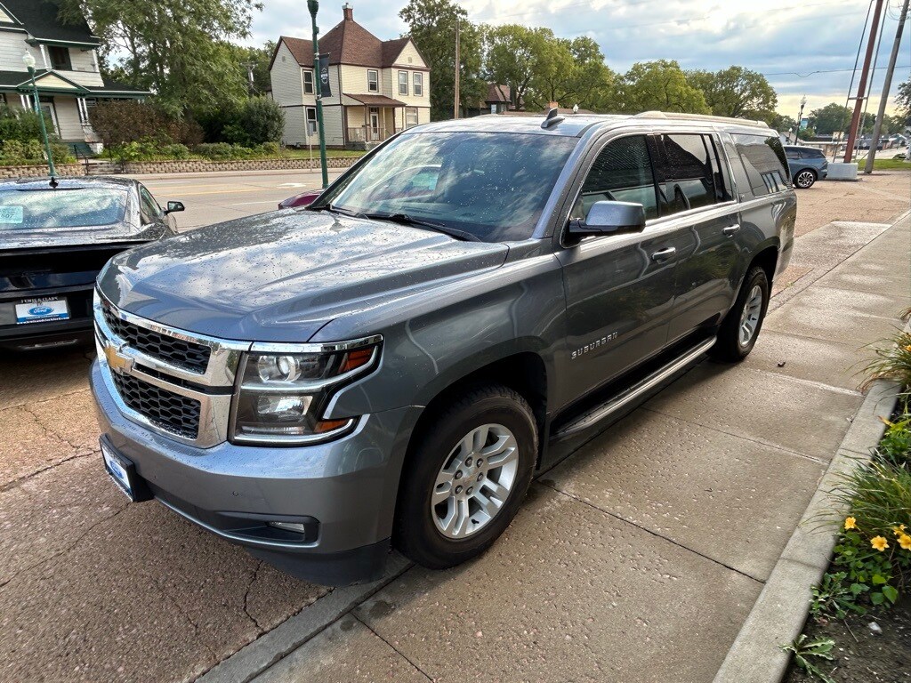 2018 Chevrolet Suburban LT photo 2