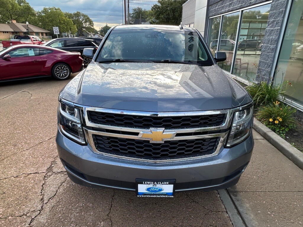 2018 Chevrolet Suburban LT photo 3