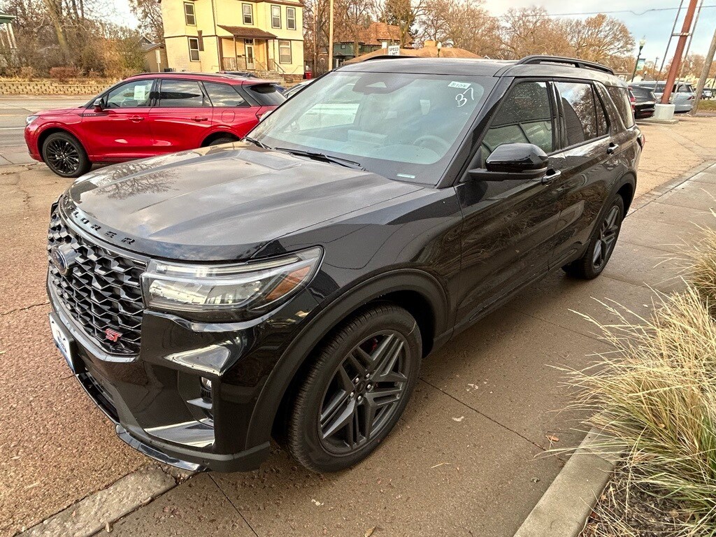 2025 Ford Explorer ST photo 2