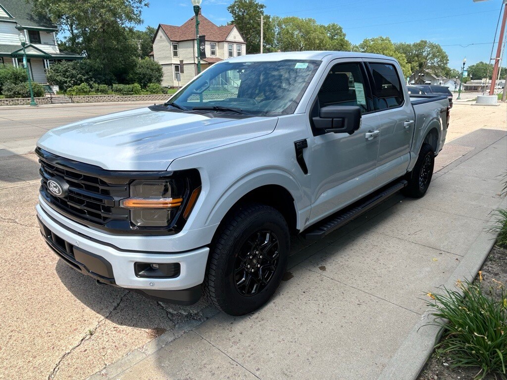 2025 Ford F-150 XLT photo 2