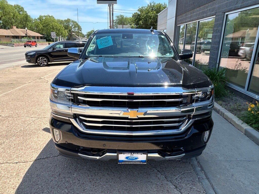 2017 Chevrolet Silverado 1500 High Country photo 3