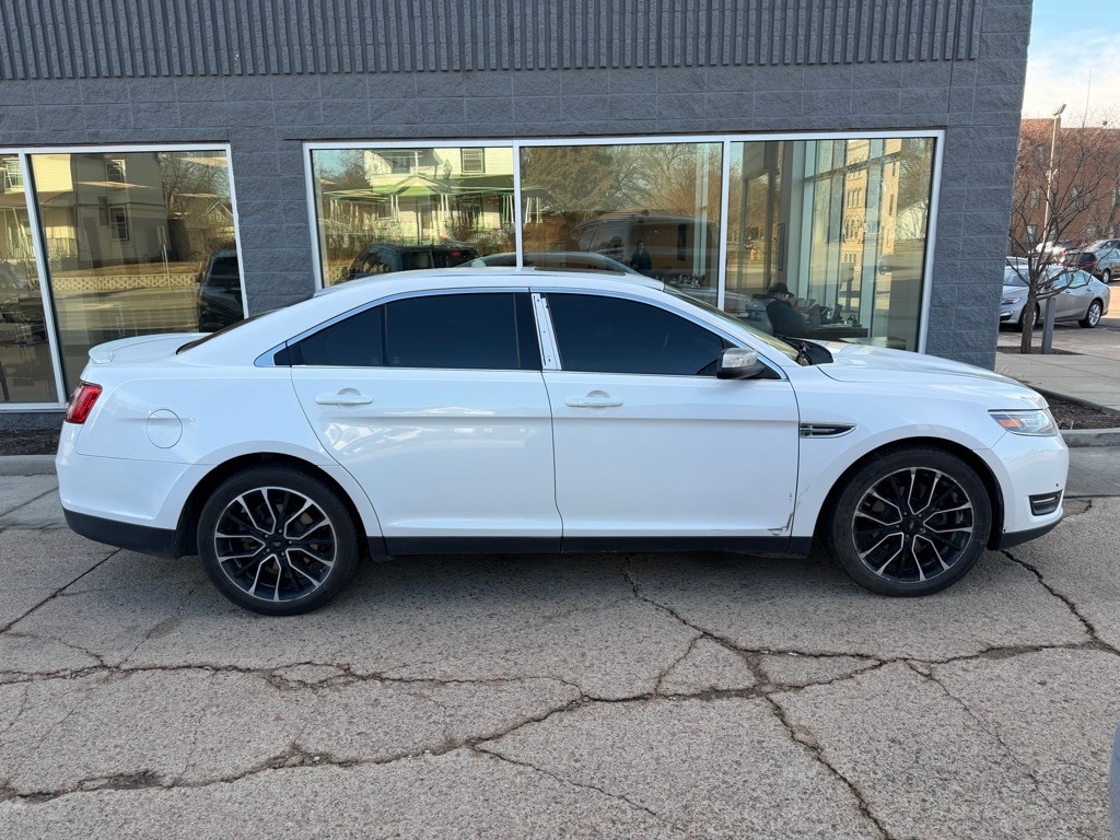 2017 Ford Taurus SEL's photo