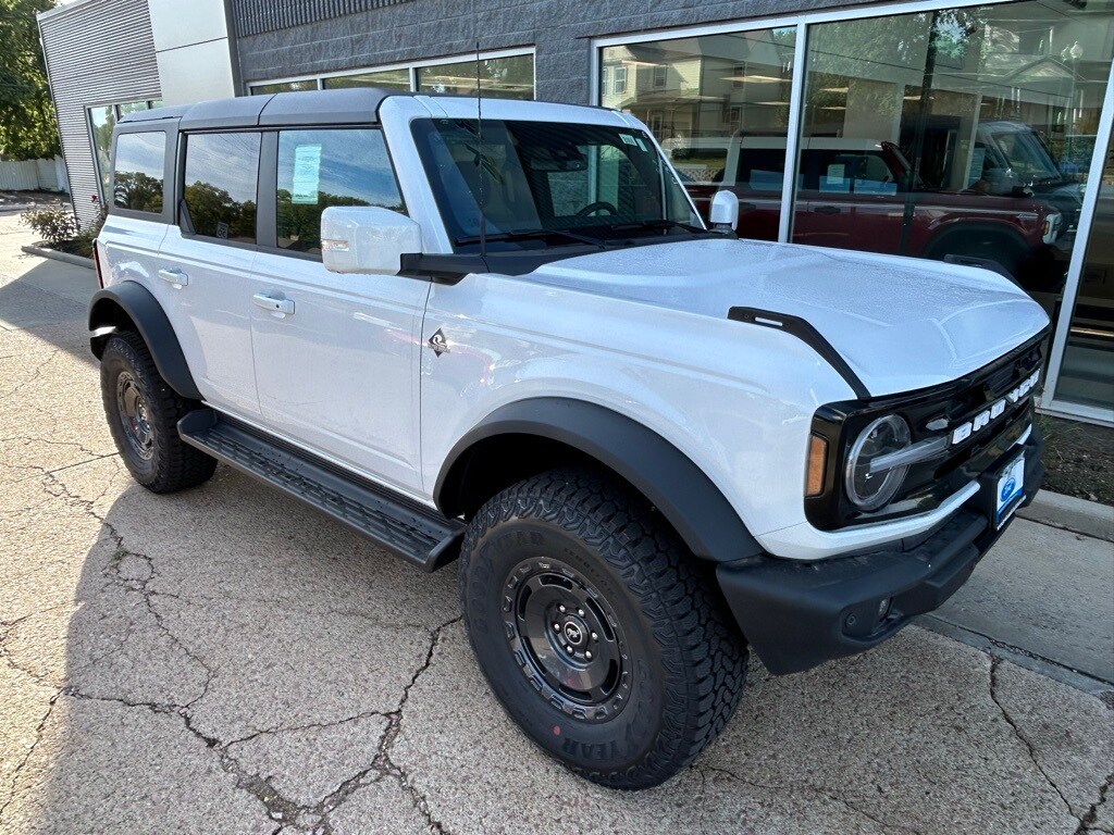 2025 Ford Bronco Outer Banks photo 3