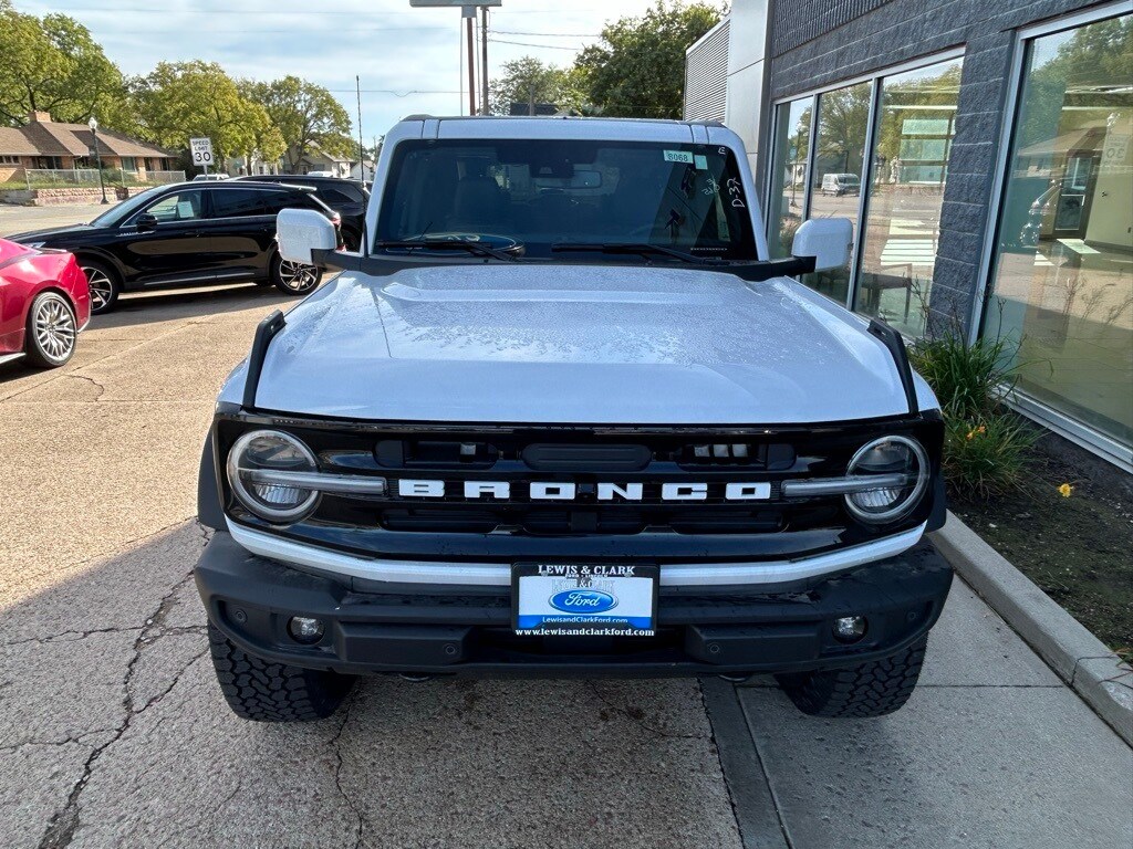2025 Ford Bronco Outer Banks photo 2
