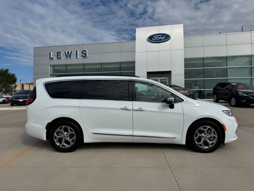 Used 2023 Chrysler Pacifica Limited Passenger Van