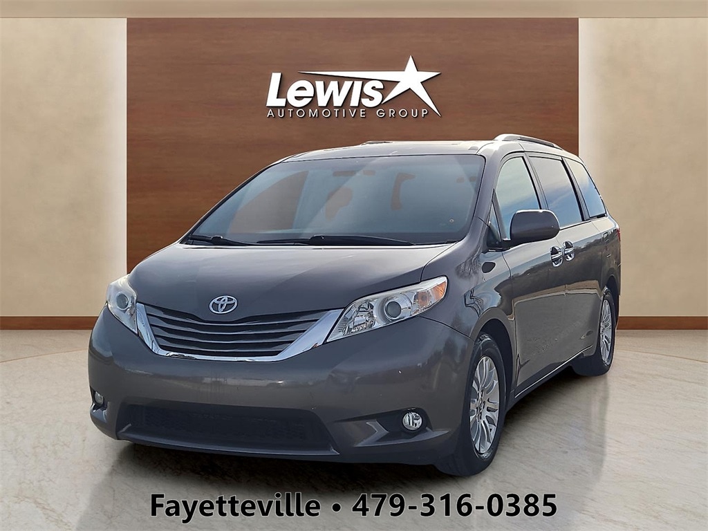 2016 Toyota Sienna XLE's photo