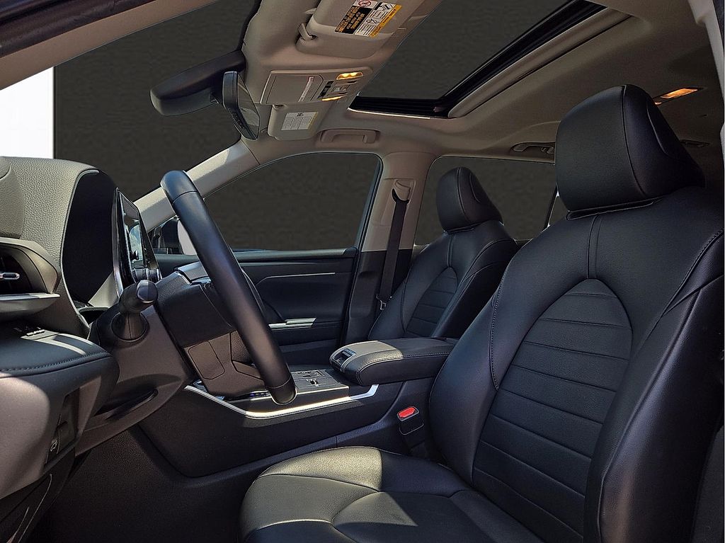 2023 Toyota Highlander XLE - Photo 14