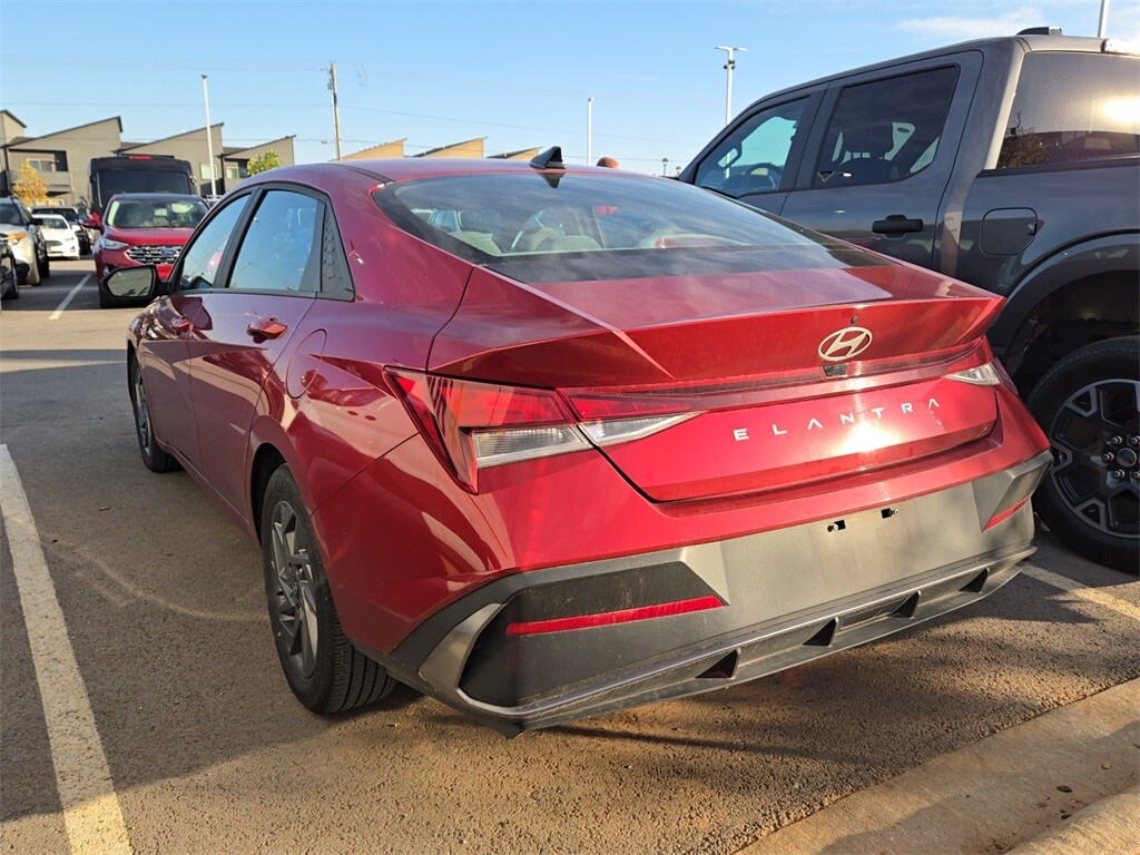 2024 Hyundai Elantra SEL photo 2