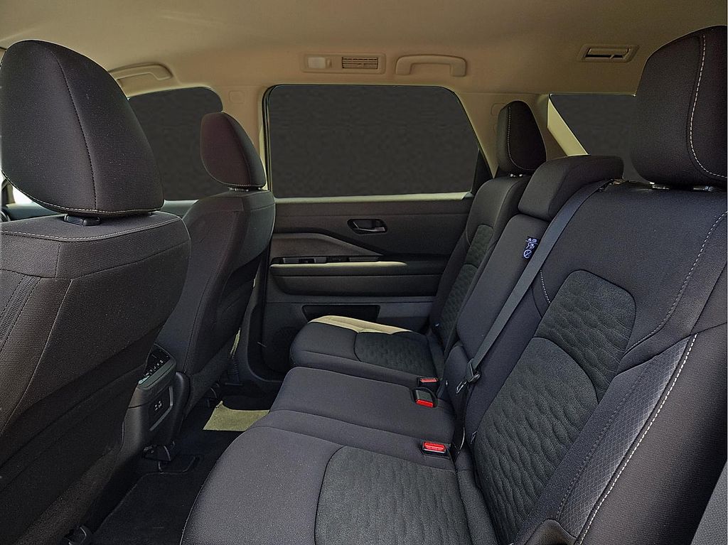 2025 Nissan Pathfinder SV - Photo 10