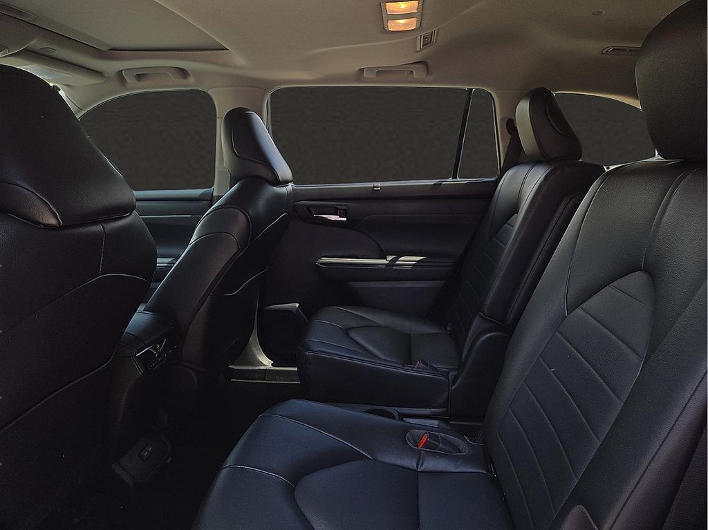 2023 Toyota Highlander XLE - Photo 10