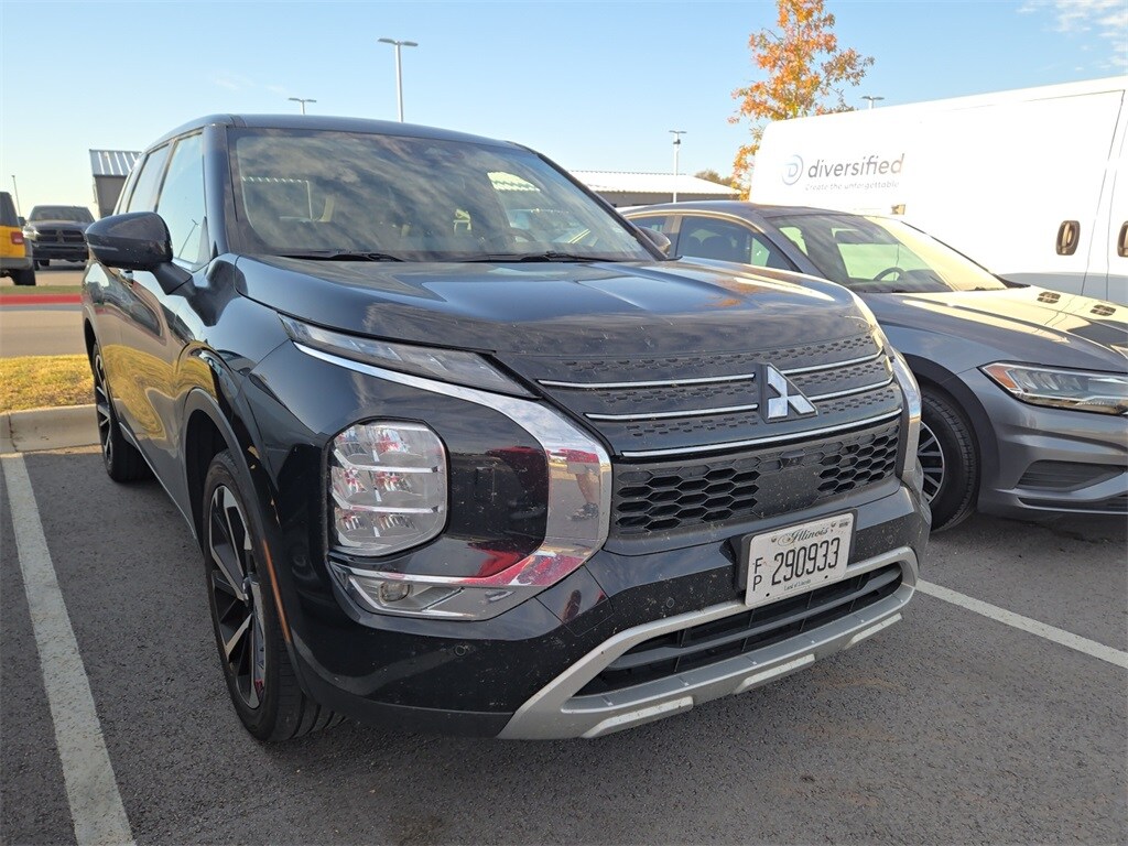 2024 Mitsubishi Outlander SE photo 3