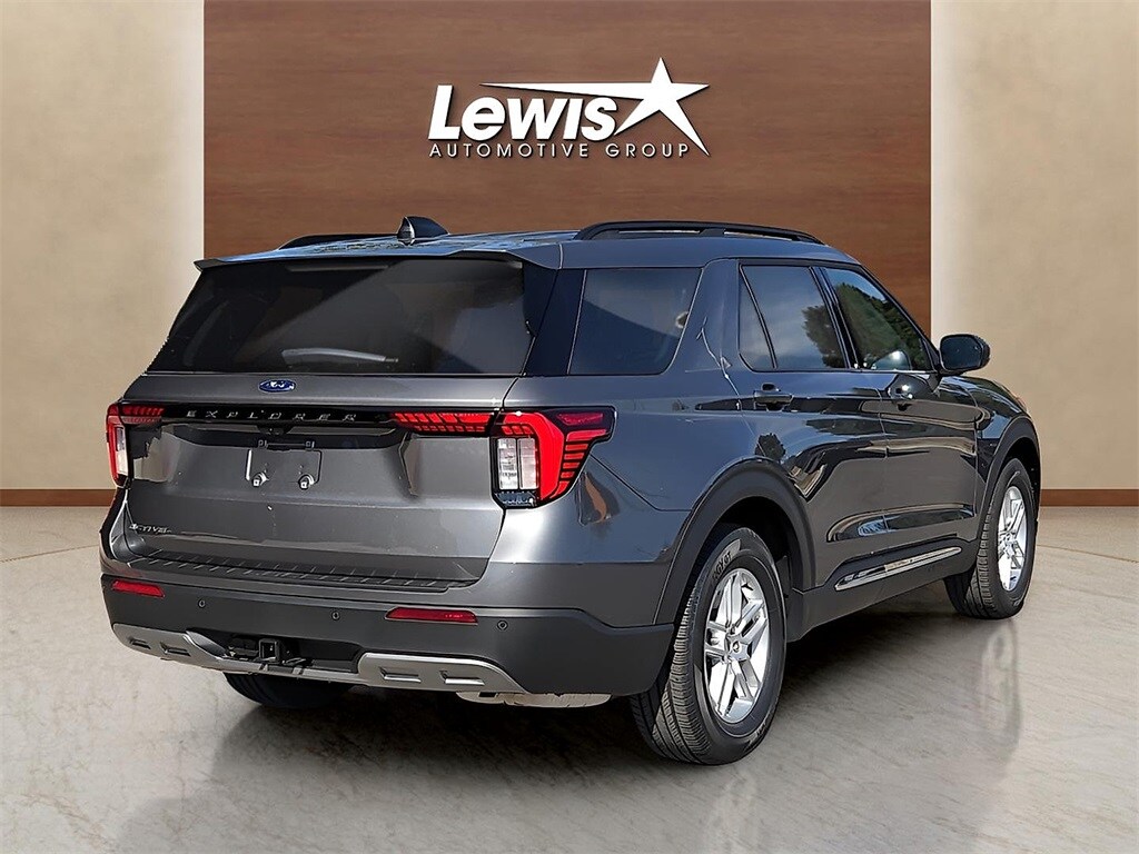 2025 Ford Explorer photo 2