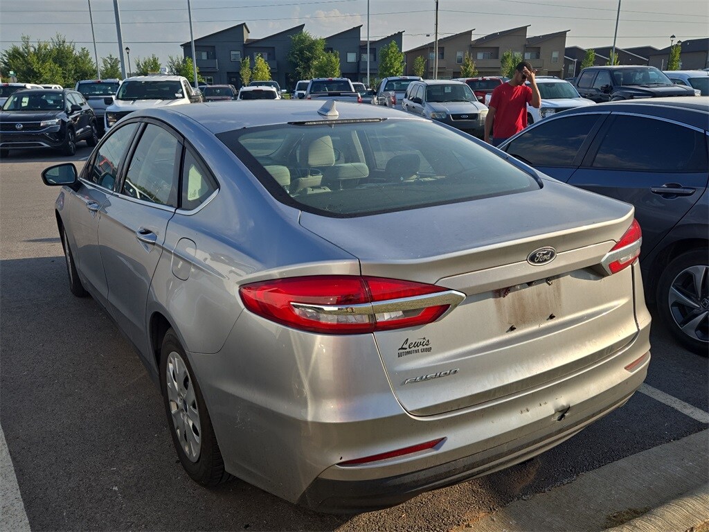 2020 Ford Fusion S photo 3
