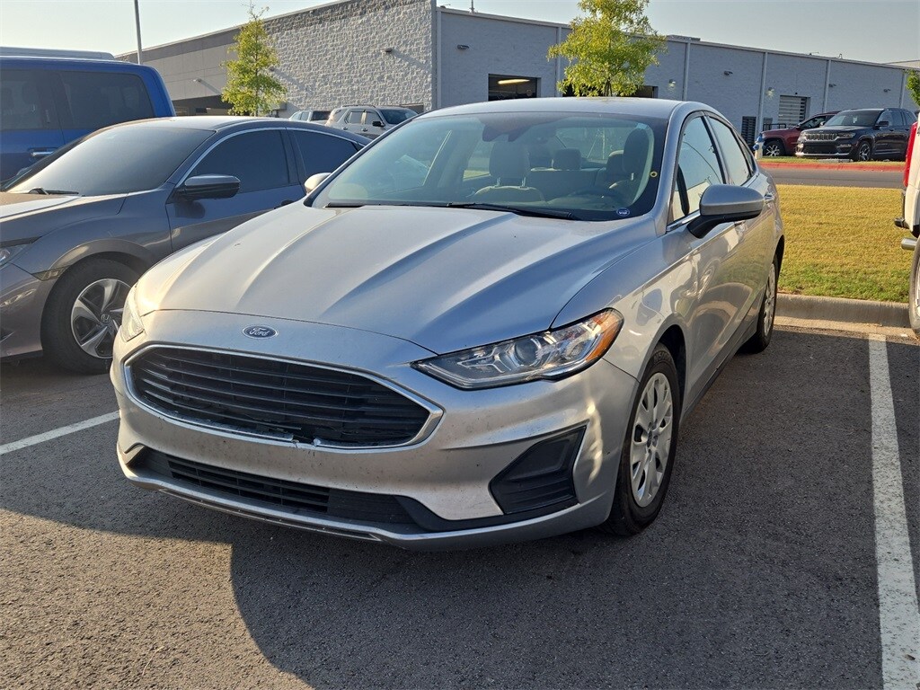 2020 Ford Fusion S photo 2