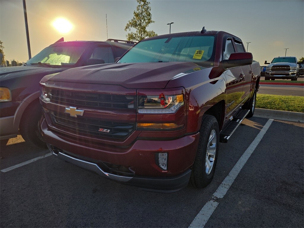 2017 Chevrolet Silverado 1500 LT photo 2