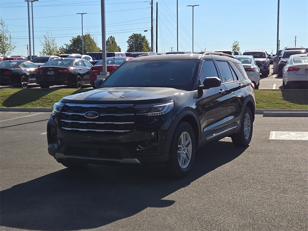 2025 Ford Explorer photo 2