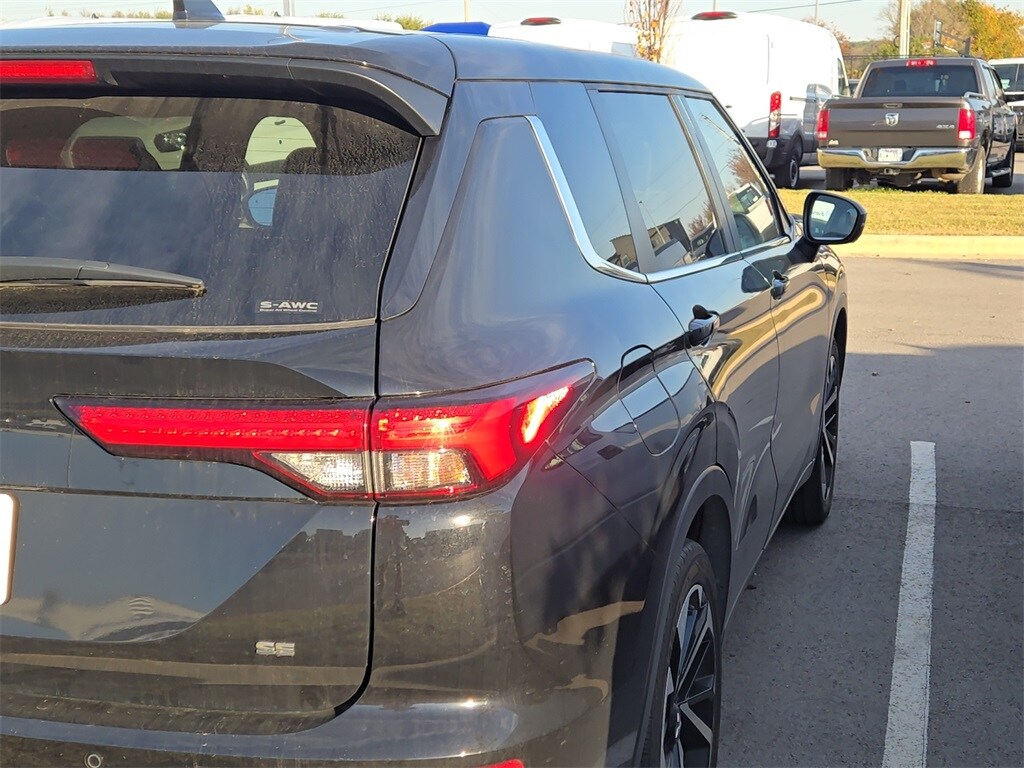 2024 Mitsubishi Outlander SE photo 2