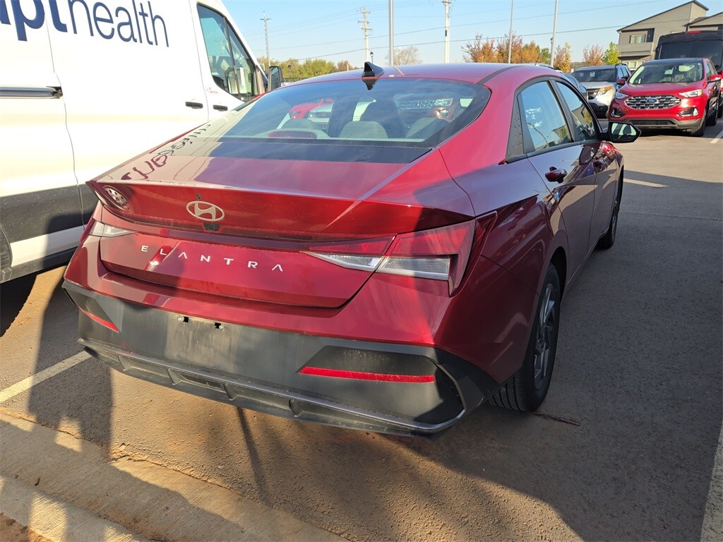 2024 Hyundai Elantra SEL photo 3