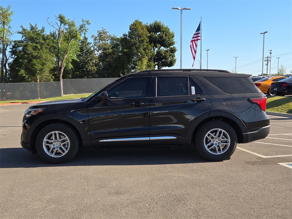 2025 Ford Explorer photo 3