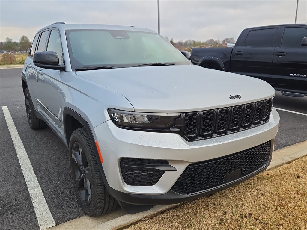 2024 Jeep Grand Cherokee Altitude photo 4