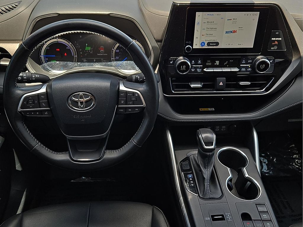 2023 Toyota Highlander XLE - Photo 12