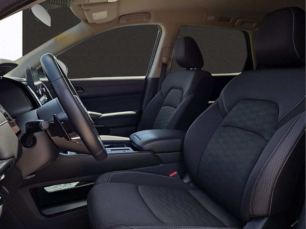 2025 Nissan Pathfinder SV - Photo 14