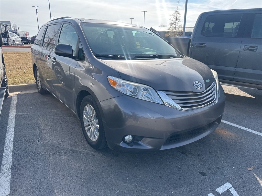 2016 Toyota Sienna L photo 2