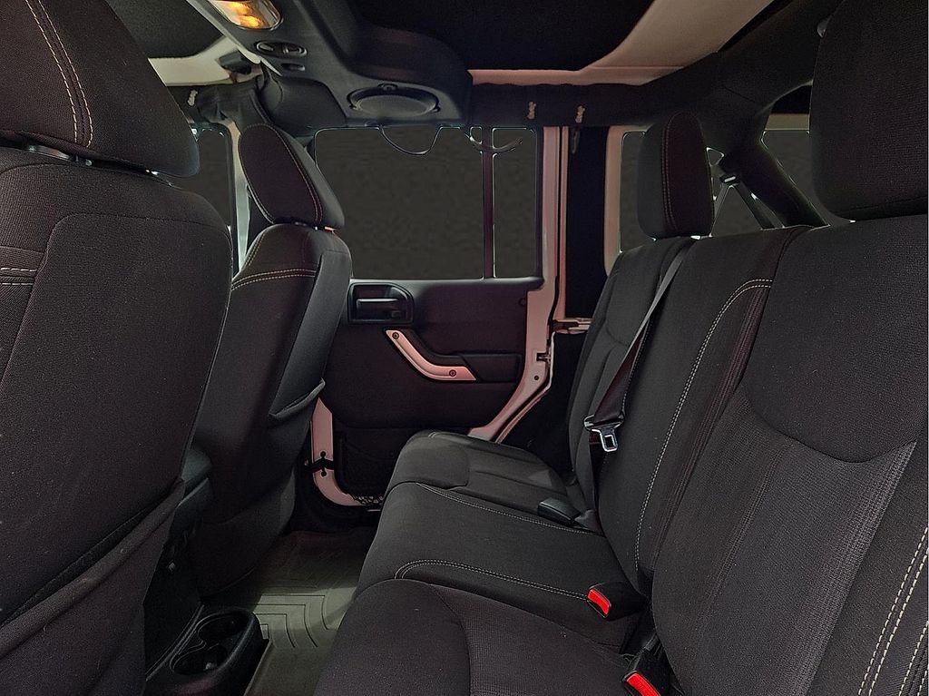 2013 Jeep Wrangler Unlimited Sahara - Photo 9