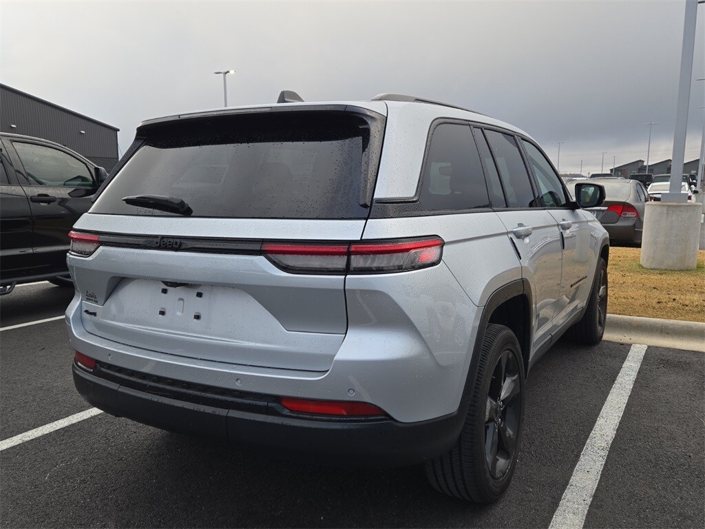 2024 Jeep Grand Cherokee Altitude photo 3