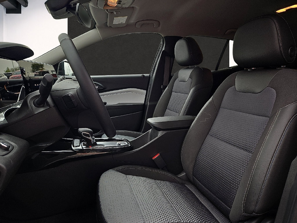 2025 Chevrolet Trax LT - Photo 12