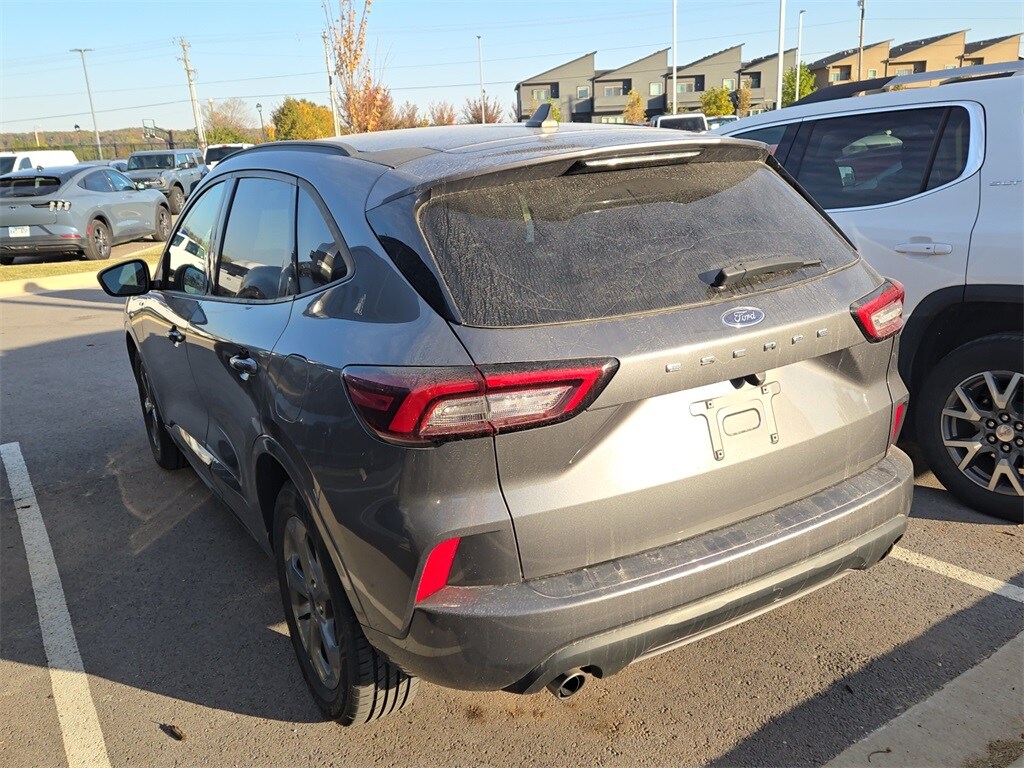 2023 Ford Escape ST-Line photo 2