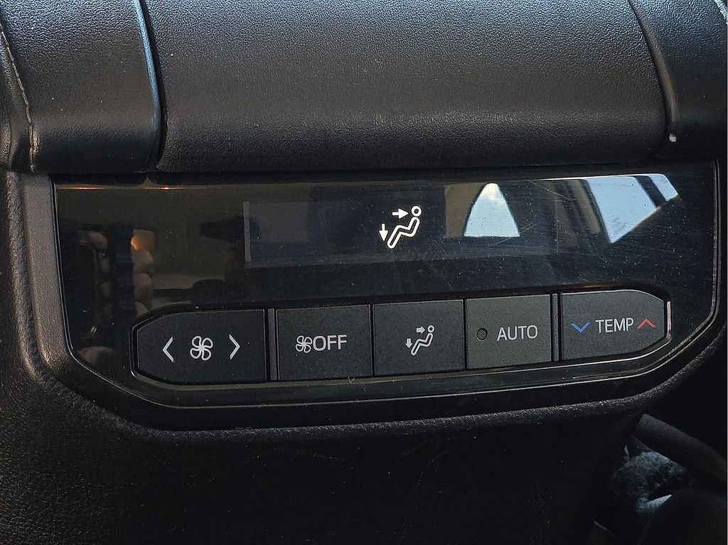 2023 Toyota Highlander XLE - Photo 11