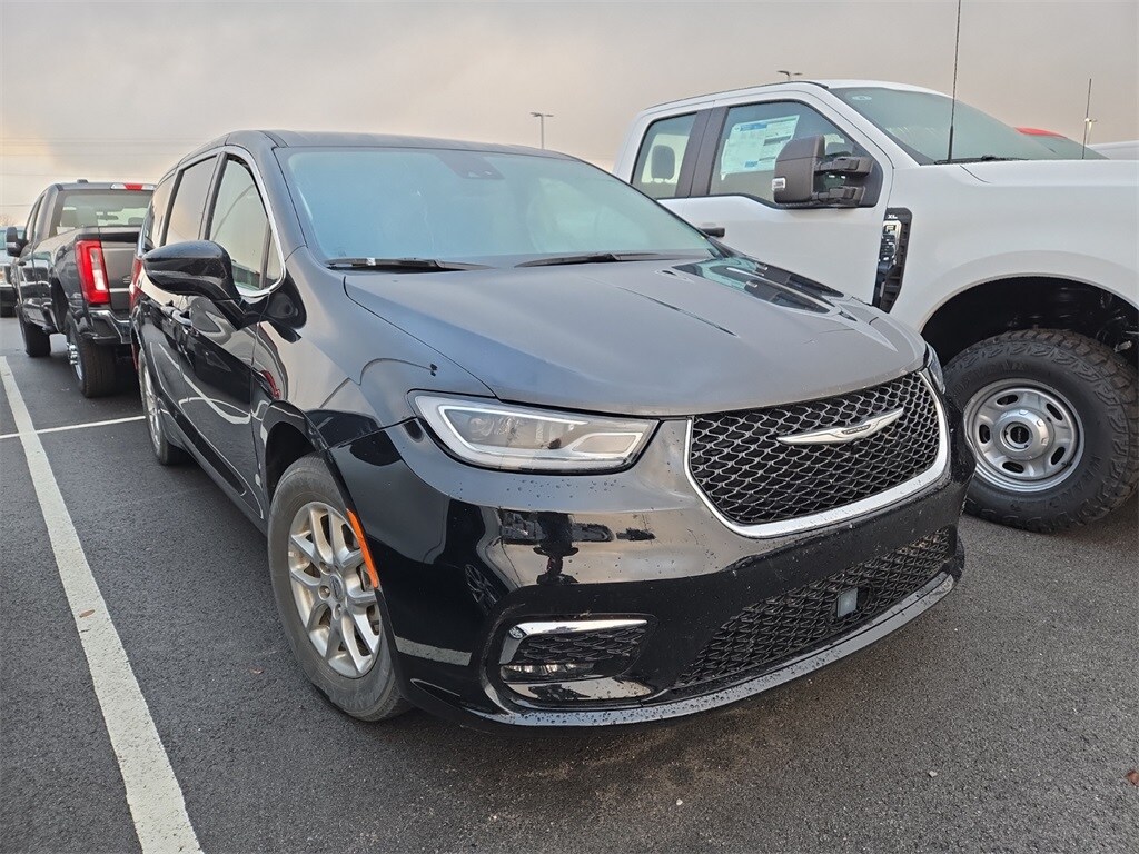 2024 Chrysler Pacifica Touring L photo 4